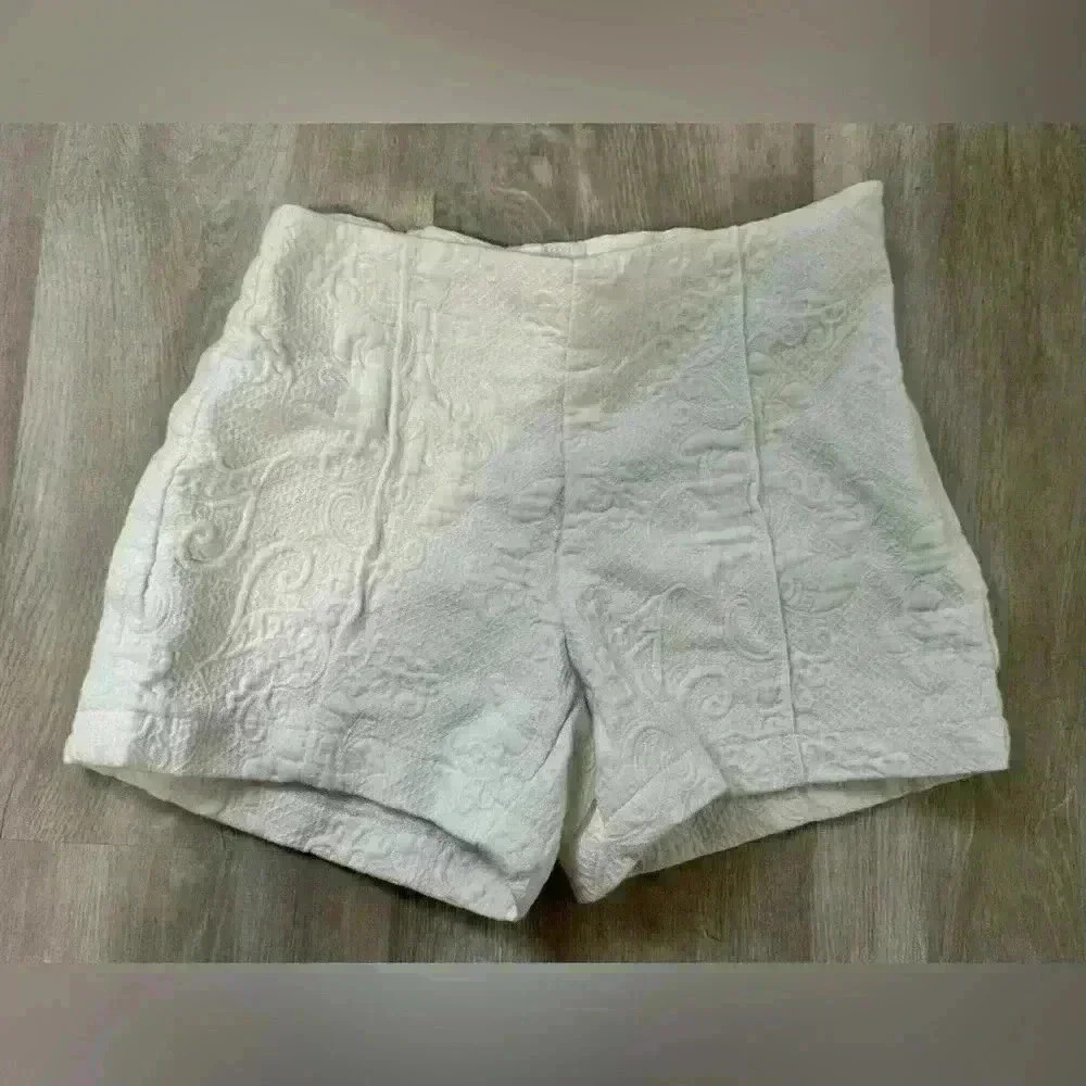 241. Lilly Pulitzer white shorts sz 00
